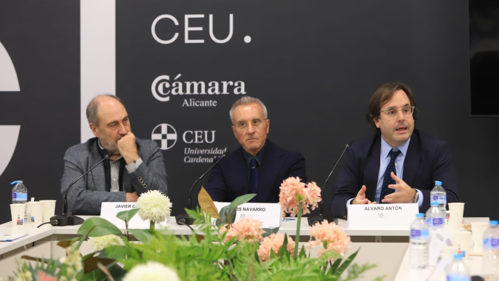 **Alicante**. El **Campus Cámara CEU**, impulsado por la **Universidad CEU Cardenal Herrera** y la **Cámara de Comercio de Alicante**, organizó un significativo encuentro para abordar el impacto de la **inteligencia artificial (IA)** en la gestión empresarial. Este evento reunió a expertos en IA, recursos humanos y empresarios locales, quienes discutieron sobre las múltiples oportunidades y retos que esta tecnología presenta en la dirección de equipos y en el ámbito empresarial en general. La apertura del evento contó con la presencia de personalidades como **Carlos Baño**, presidente de la Cámara de Comercio de Alicante, **Higinio Marín**, rector de la universidad mencionada, y **Ana Poquet**, concejala del Ayuntamiento de Alicante.