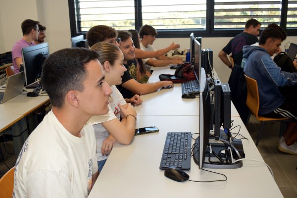 Entre el 9 y el 14 de octubre, 25 estudiantes de la Universidad de Almería están inmersos en el ‘Certificado de Formación Continua en Introducción al uso de inteligencia artificial generativa’. Este curso ha sido organizado por el Vicerrectorado de Transformación Digital e Infraestructuras, en colaboración con el Centro de Postgrado y Formación Continua, así como el Departamento de Informática.