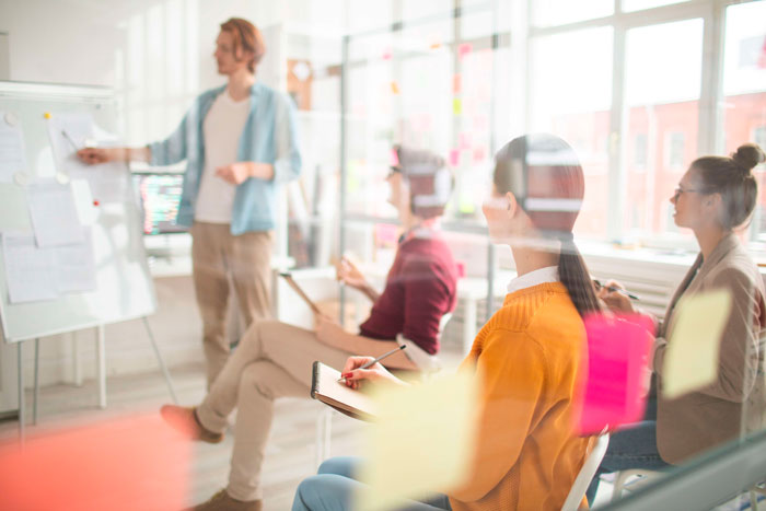 En la vibrante localidad de San Lorenzo de El Escorial, la Inteligencia Artificial (IA) se ha posicionado como un eje central en la nueva agenda de cursos y talleres del Centro de Difusión de la Innovación (CDI) de San Lorenzo. Esta programación, que abarca el trimestre de octubre a diciembre de 2024, brinda una oportunidad única para que emprendedores y autónomos sigan ampliando sus conocimientos y competencias en un entorno empresarial cada vez más tecnológico. La IA, en particular, desempeñará un papel fundamental a través de diversas formaciones que buscan potenciar la productividad y mejorar la gestión financiera de los negocios.