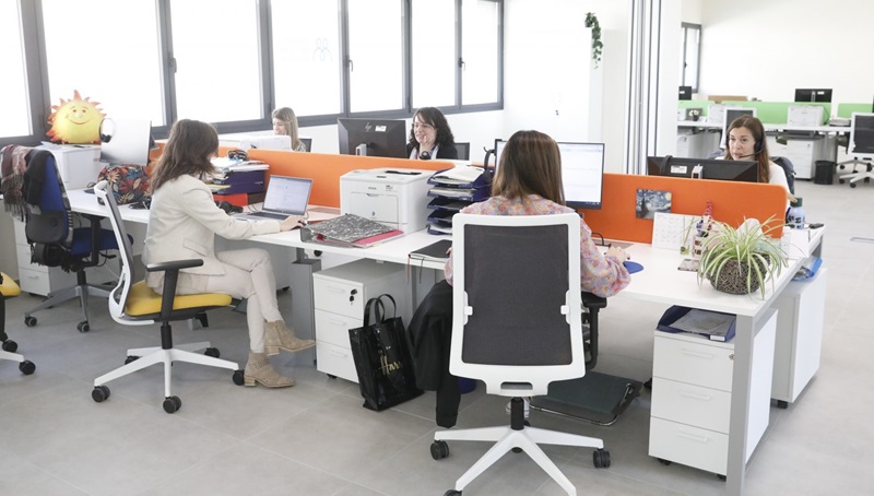 La ciudad de Madrid está dando un paso audaz al involucrar la inteligencia artificial (IA) generativa en el desarrollo de planes de empleo específicamente diseñados para jóvenes. Este avance tiene como objetivo ofrecer propuestas de ocupación que se alineen con las competencias y habilidades de los menores de 30 años, un grupo que frecuentemente enfrenta grandes desafíos para acceder a una inserción laboral significativa.